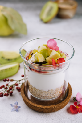 Granola cu iaurt cremos și fructe de sezon Granola cu iaurt cremos și fructe de sezon