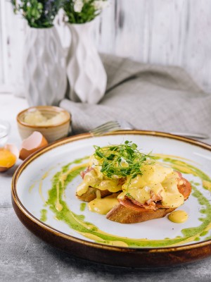 Ouă Benedict cu bacon și sos olandez