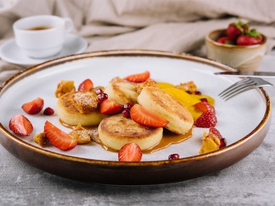 Сырники с соленой карамелью и сезонными фруктами