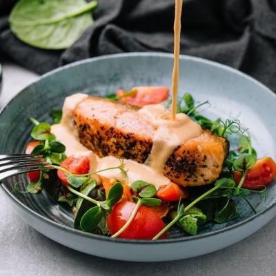 Steak de somon pe perna din legume