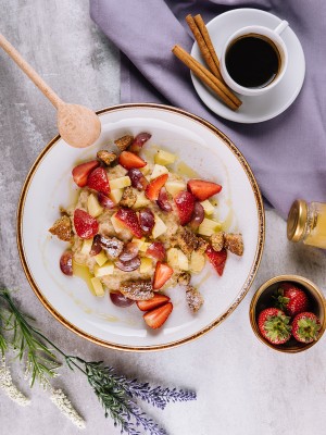 Овсяная каша с сезонными фруктами и овсяным печеньем