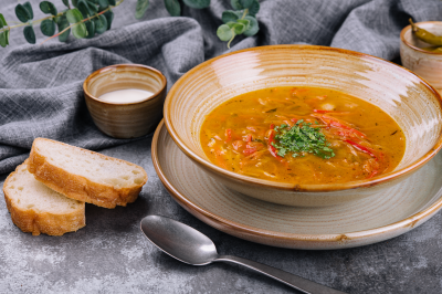 Зама с домашней курицей Зама с домашней курицей