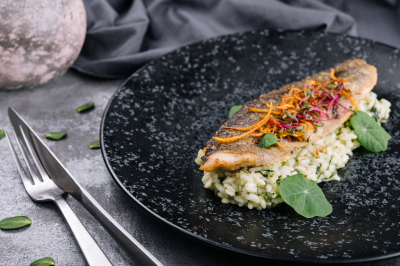 Păstrăv cu risotto de spanac și răzătură caramelizată de citrice